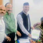 उत्तराखंड टैक्सी मैक्सी महासंघ द्वारा परिवहन सचिव को दिया ज्ञापन