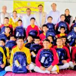 “नन्हे दीपक”परियोजना में बांटे गये स्कूल बैग