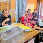 अवैध रात्रिकालीन पटरीयों पर रोक लगाने की मांग, पटरी व्यापारियों ने सौंपा ज्ञापन