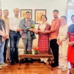 भारतीय जनता पार्टी कार्यकर्ताओं ने कि मंत्री से मुलाकात की।