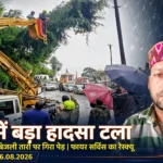 मसूरी: LBSNAA अकादमी गेट के पास बिजली तारों पर गिरा पेड़, बड़ा हादसा टला